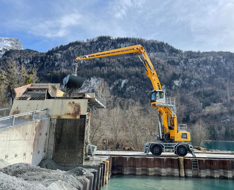 Engagée pour un produit naturel suisse : la pelle de manutention des matériaux LH 60 M Port Litronic de Liebherr